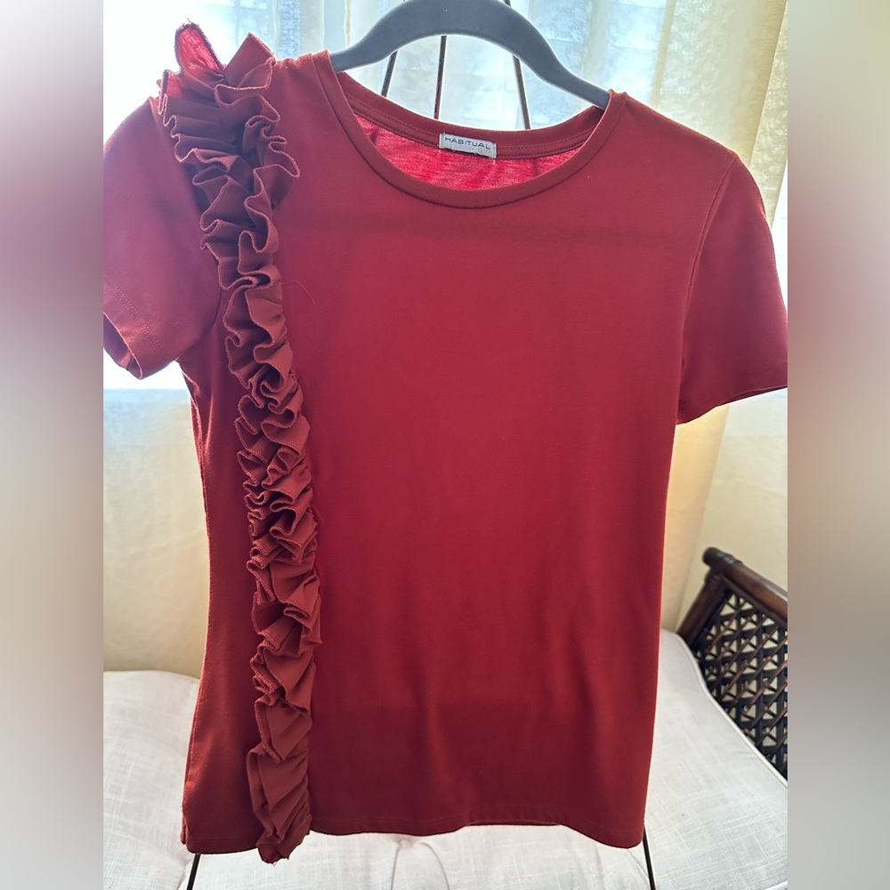 Side ruffle tee